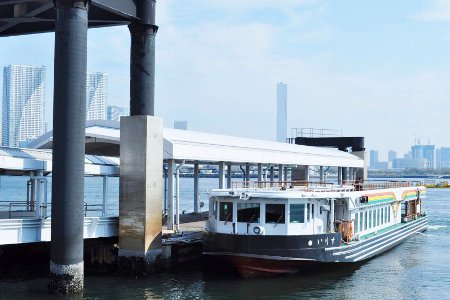 「日の出桟橋」の水上バス