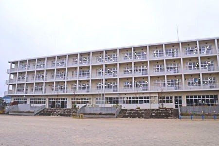 総合生涯学習プラザが隣接。<br/> 多彩な教育と保護者参加で、子どもたちの自信を育む／八千代市立萱田南小学校 校長 浮貝公雄 先生