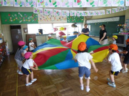 40年間以上にわたり経営される児童教育施設。 強い信念のもと、新しい形の幼児教育に取り組み続ける。／菅長学園 園長補佐 嶋崎靖 先生