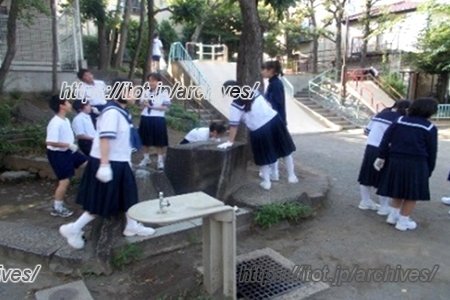 新宿区立牛込第二中学校　掃除