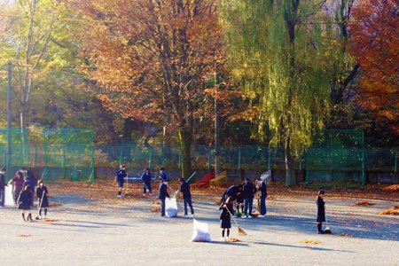 小平市立小平第四中学校：落ち葉掃きボランティア