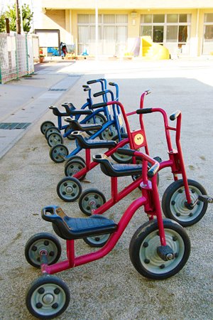 天王保育園　三輪車