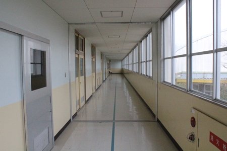 和泉市立光明台中学校　廊下