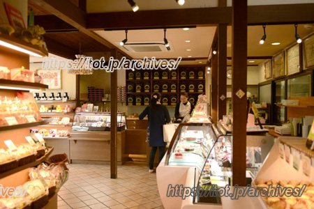 レ・アントルメ国立店内