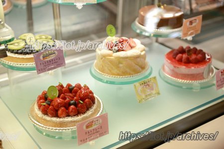 レ・アントルメ国立ホールケーキ