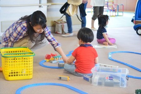 大治町 子育て支援センター はるっこ　職員と子供その２