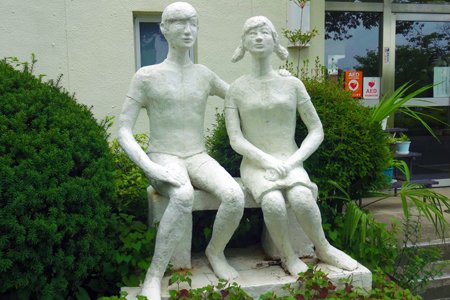 貫井中学校男女像