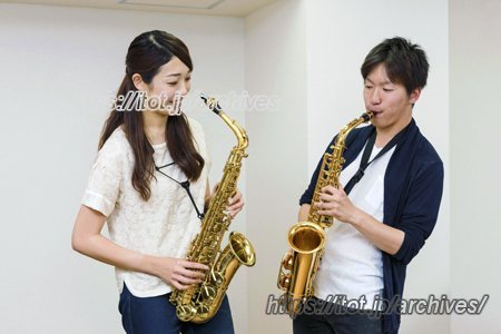 サックスを吹く人