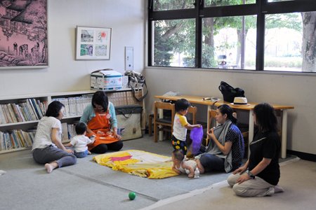 御幸地域センター　子育てふれあい広場室内