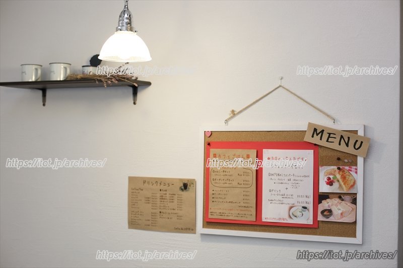 壁には手作りのメニュー表が