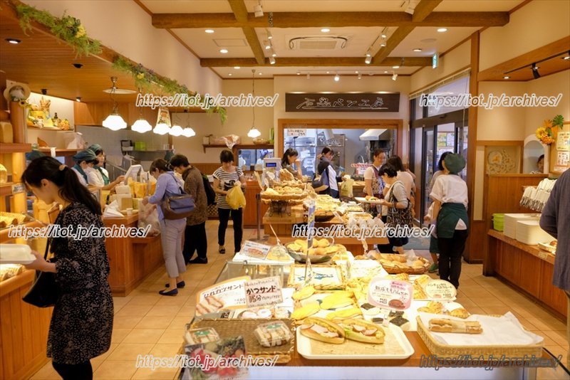 たくさんのお客さんで賑わう店内