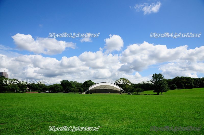 円形芝生広場の野外ステージ
