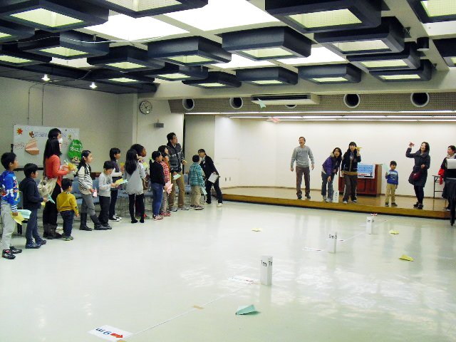 流山市立木の図書館　紙飛行機競技会の様子