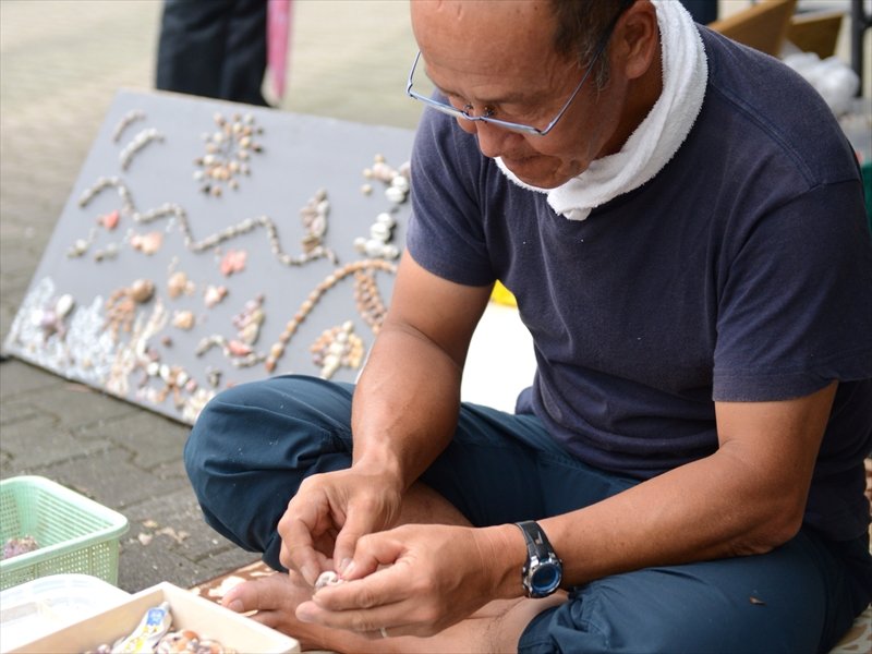作品づくりに取り組む所長の武山さん