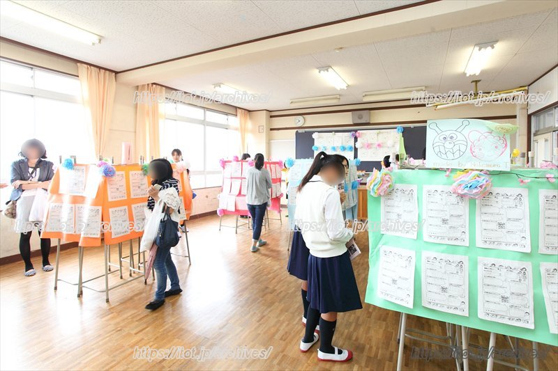 展示を見る地域の方々