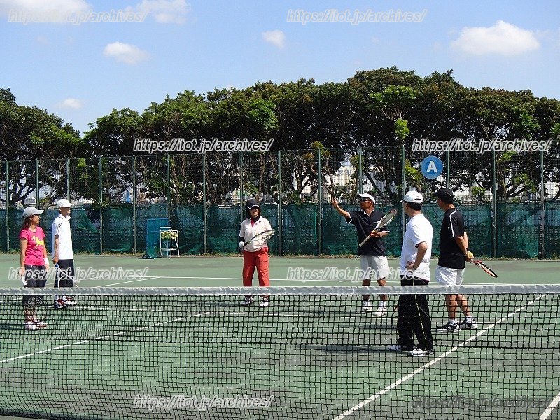 「朝テニ倶楽部」を楽しむ人々