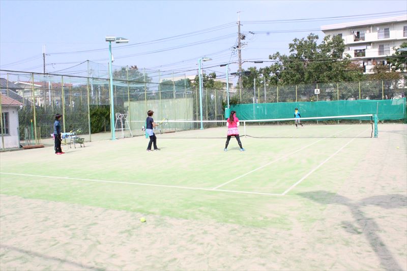 真剣にレッスンを受けるスクール生