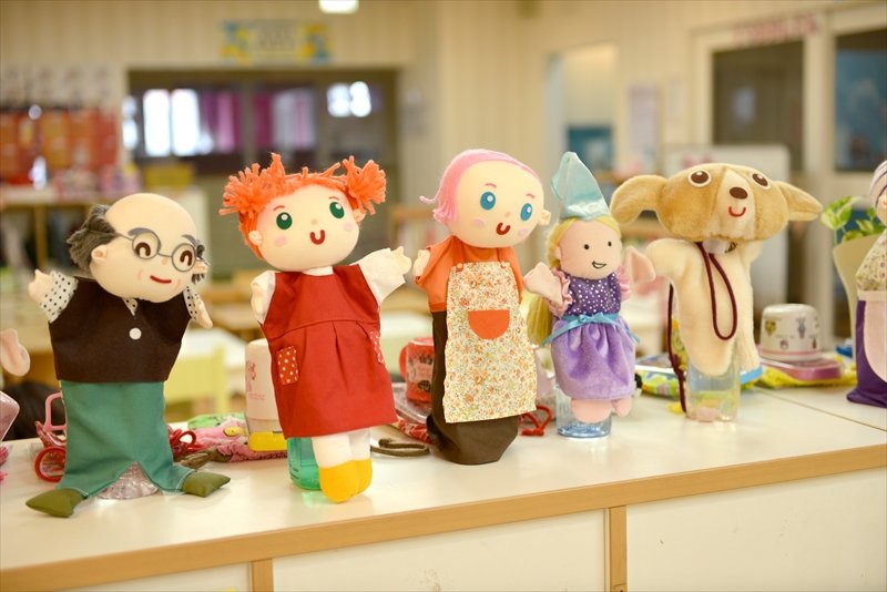 棚の上に飾られた人形