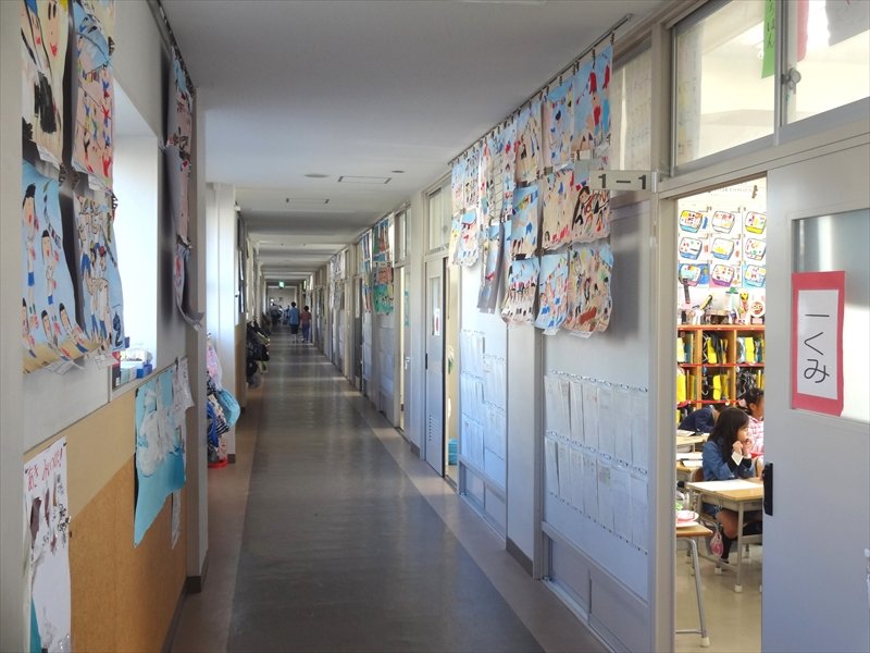 川上北小学校　廊下