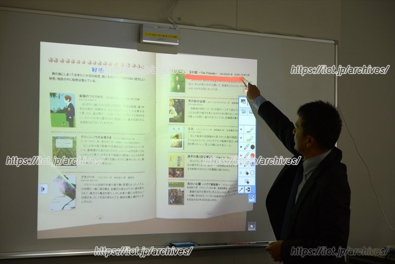 同窓会から寄贈されたIT教卓「映るんボード」各教室に1機完備されている