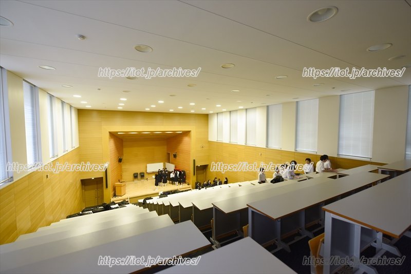 大学の講堂のような階段教室。この日は文化祭の合唱に向けた練習が行われていた