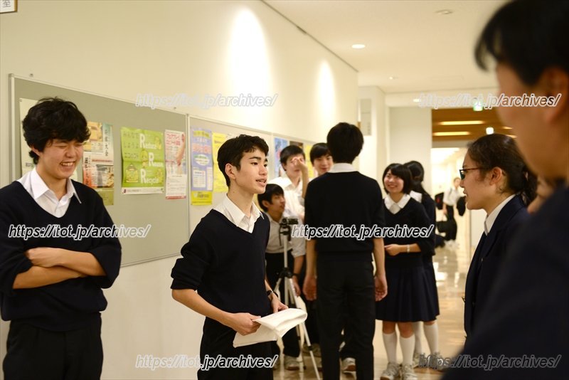 文化祭に向けて本気で映画製作に取り組む3年生有志の生徒たち。<br />真中にいるのが全体を取り仕切る監督。やる気に満ちた生徒が多い印象