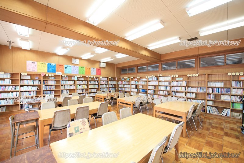 図書室も温かみのある雰囲気