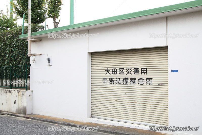 備蓄倉庫の壁塗りも地域と協力して行った