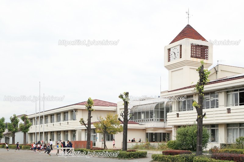 広い校庭へかけ出していく生徒たち