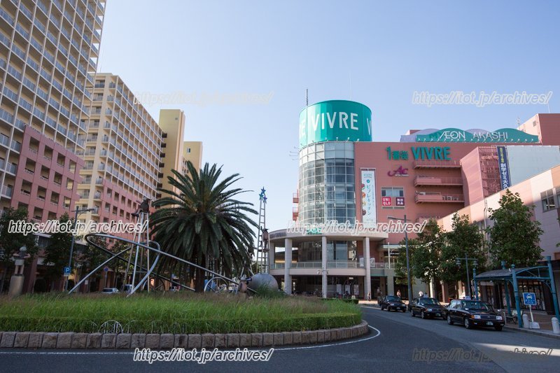 JR「大久保」駅前
