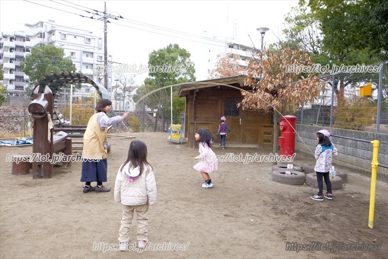 外で体を動かして遊ぶ