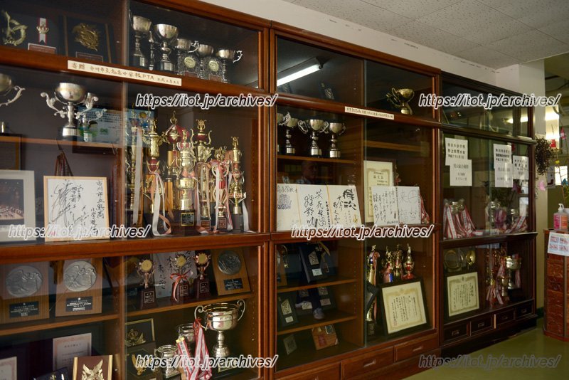 沢山の賞が並ぶ
