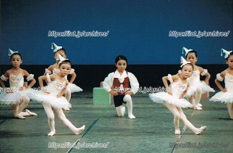 華やかな衣装で踊る生徒たち（発表会のひとこま）