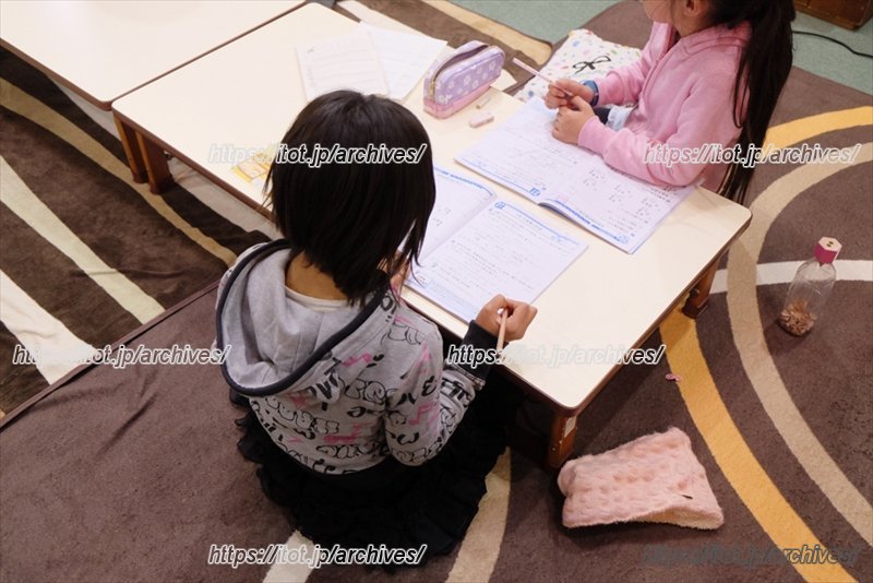 勉強をしている子ども達