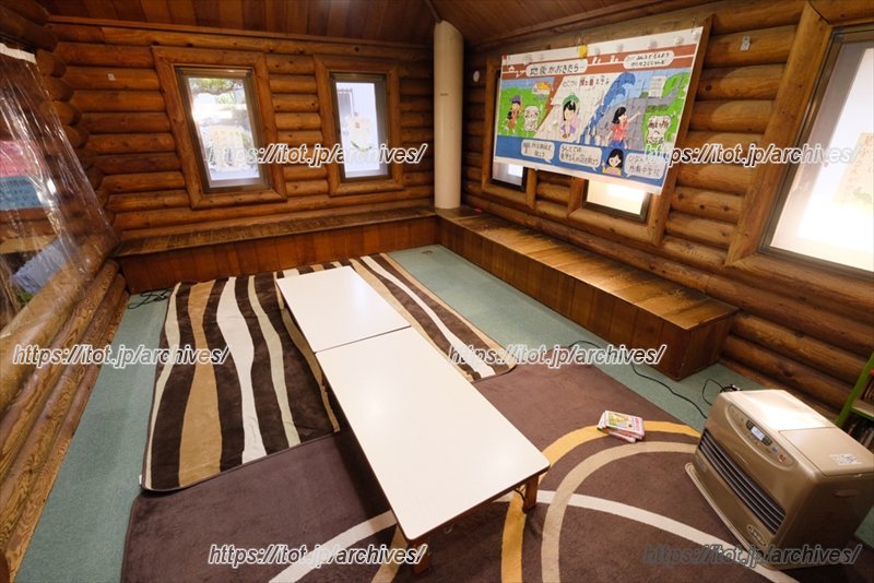 長い机のある部屋