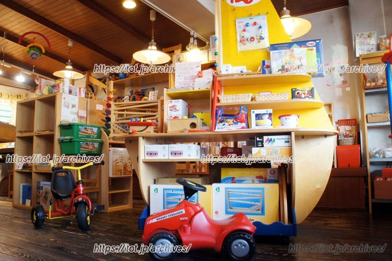 店内では子どもたちが遊びながらおもちゃを選べる