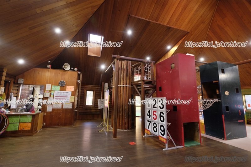 天井が高いのびのびした室内