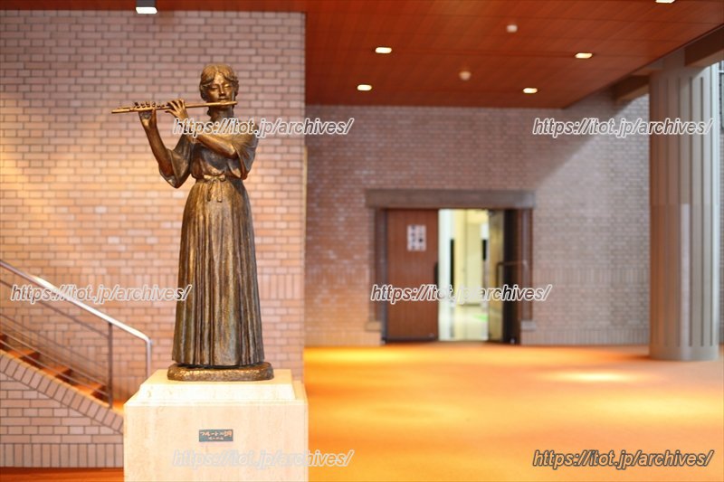 芸術観賞会や文化祭の公演、合唱祭などで利用される山崎記念講堂