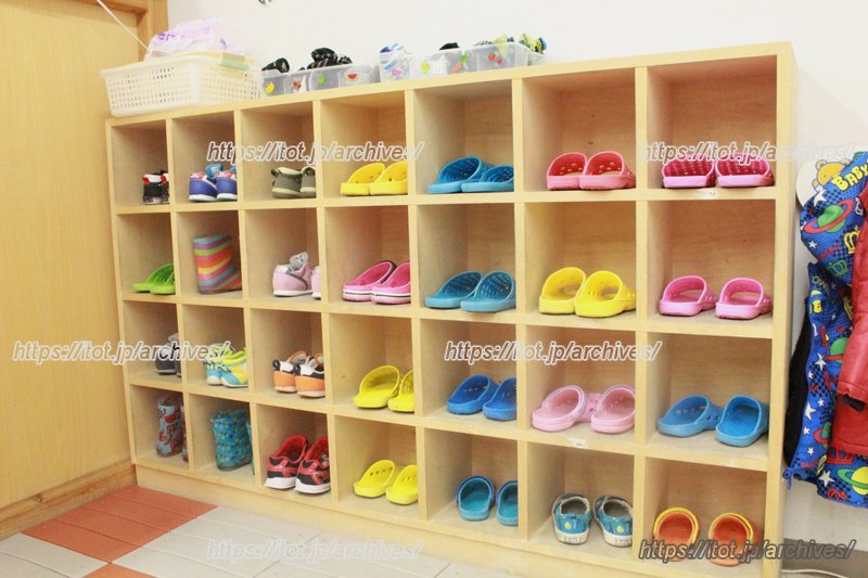 園内のスリッパもカラフルで楽しげに