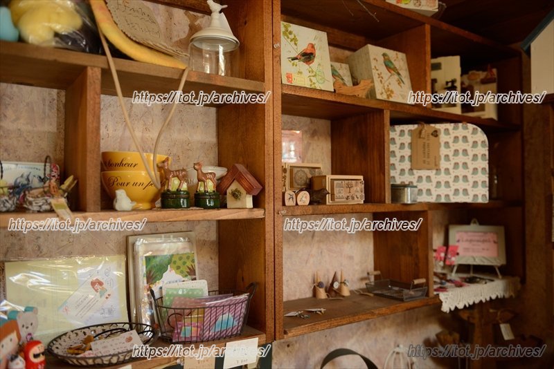 さまざまな作品が並ぶ棚