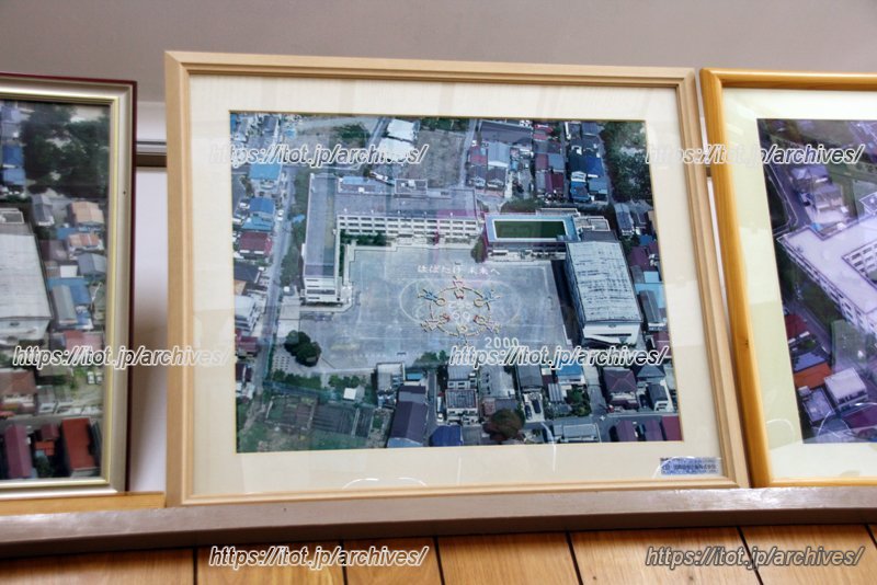 2000（平成17）年に撮影した60周年の空撮写真。卒業生や保護者の協力もあり5年毎に撮影している。