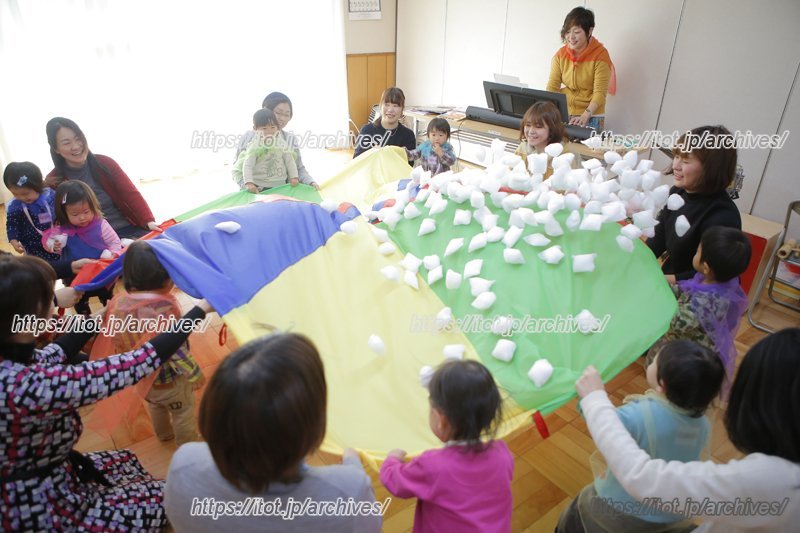 カラフルなパラバルーンでリズムあそび