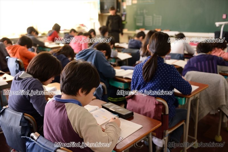 真剣に授業を受ける子どもたち