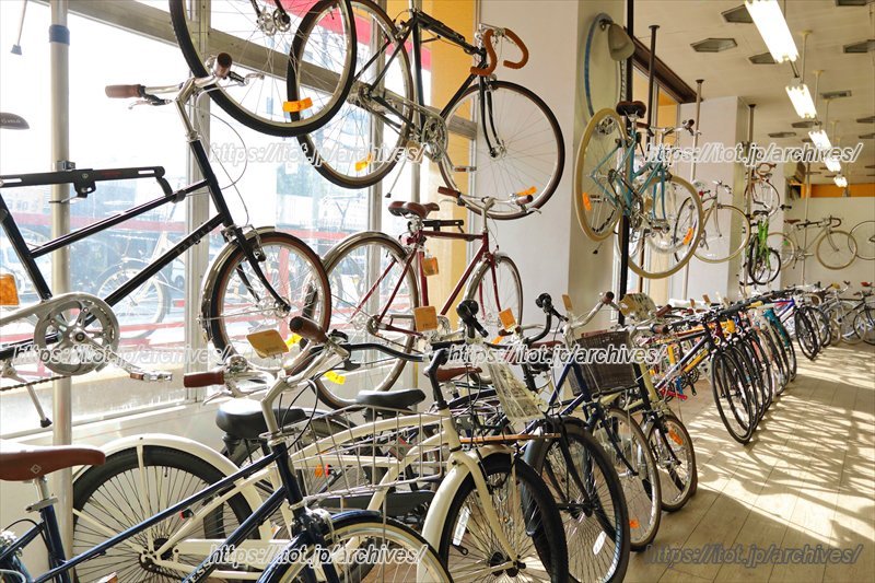 ファミリータイプ主体の品揃え。壁面にまで自転車が