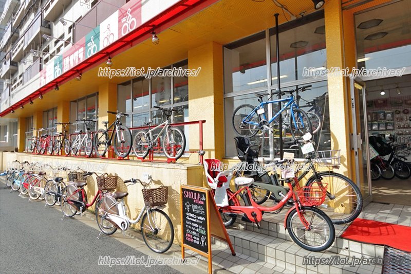 道路に面した建物の1階が入り口だ