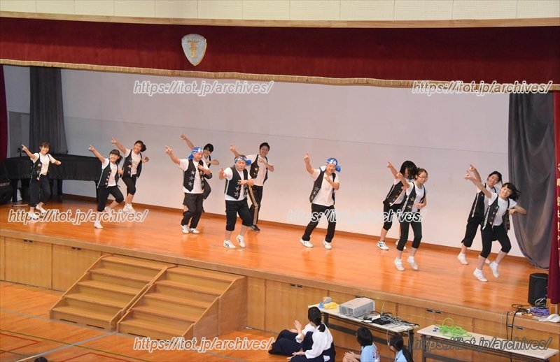 生徒だけでなく教職員も同じように練習して本番を迎える。真ん中が板倉校長先生