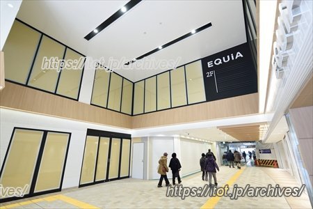 「成増」駅通路