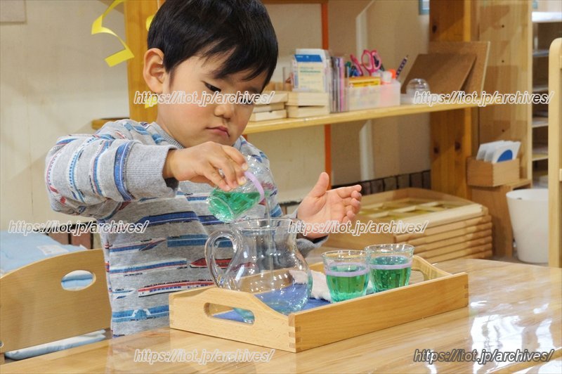 定位置までコップに水を注ぐお仕事