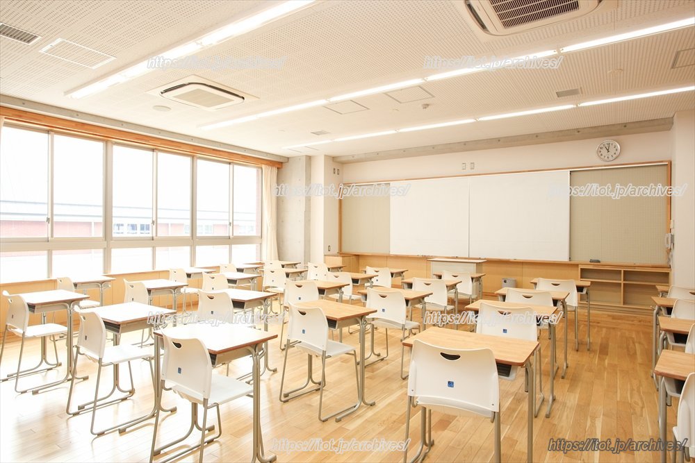 十分な日差しが入る明るい教室