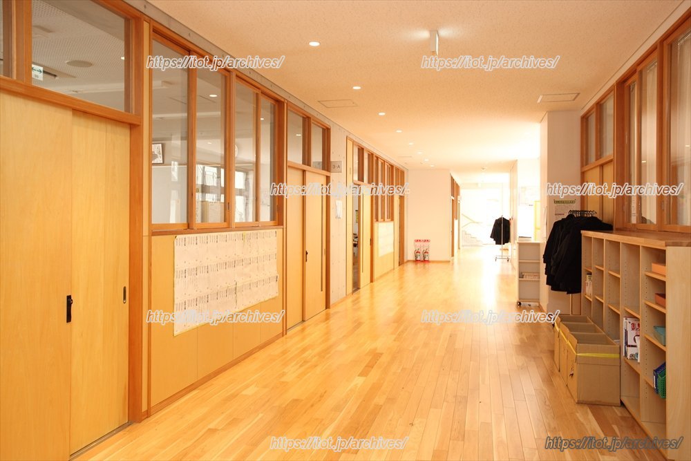 木のぬくもり溢れる広々とした校内